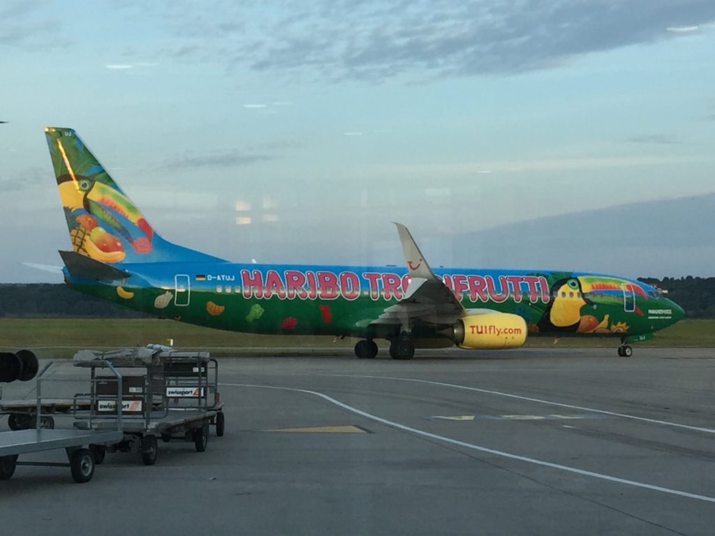 Haribo-Flugzeug am Euroairport